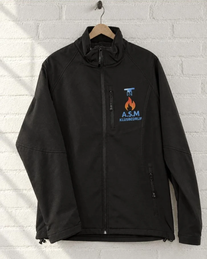Zwarte softshell met logo van A.S.M Klusbedrijf
