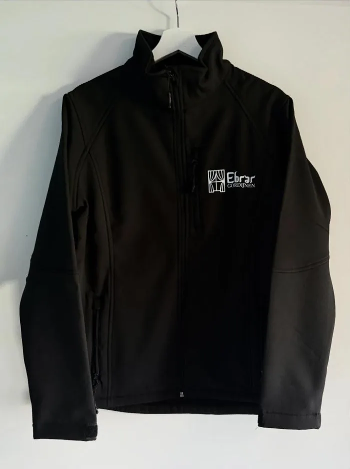 Zwarte softshell met logo van Ebrar op de borst
