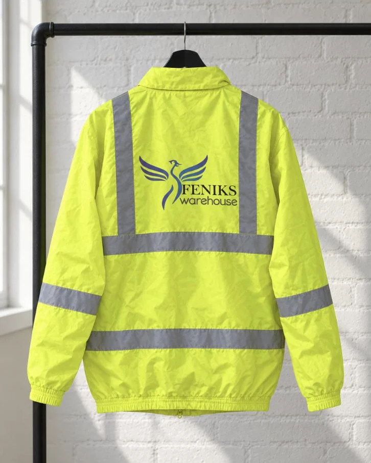 Geel veiligheidsjack met logo van Feniks Warehouse op de rug