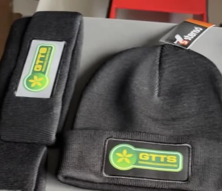 Zwarte muts met GTTS logo-patch