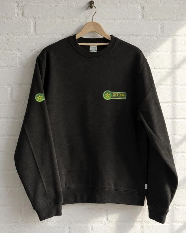 Zwarte trui met logo van GTTS op borst en mouw