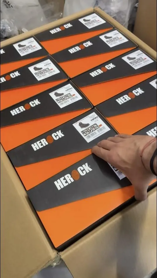 Doos vol Herock werkschoenen klaar voor levering