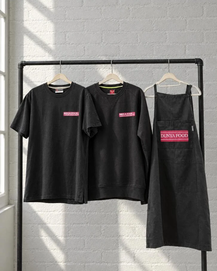 Shirt, trui en schort met logo van Mega Food en Dunya Food