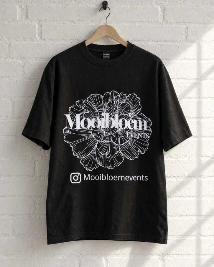Zwart shirt met groot logo van Mooibloem Events