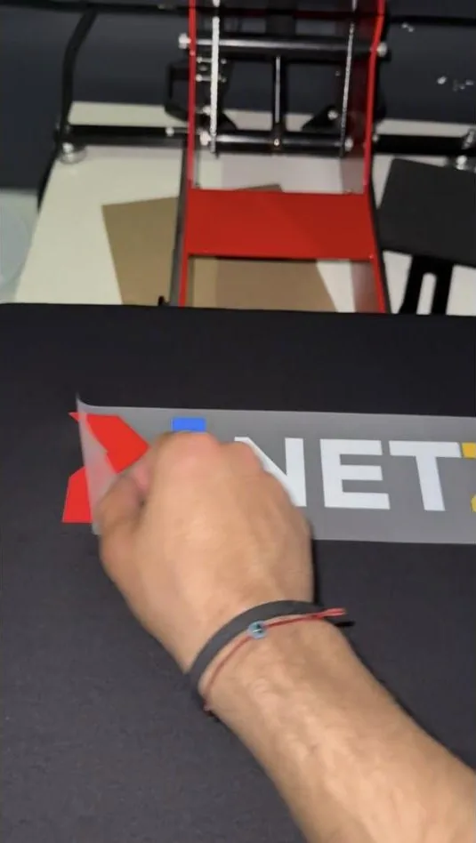 Logo wordt van de transferfolie op een shirt overgebracht