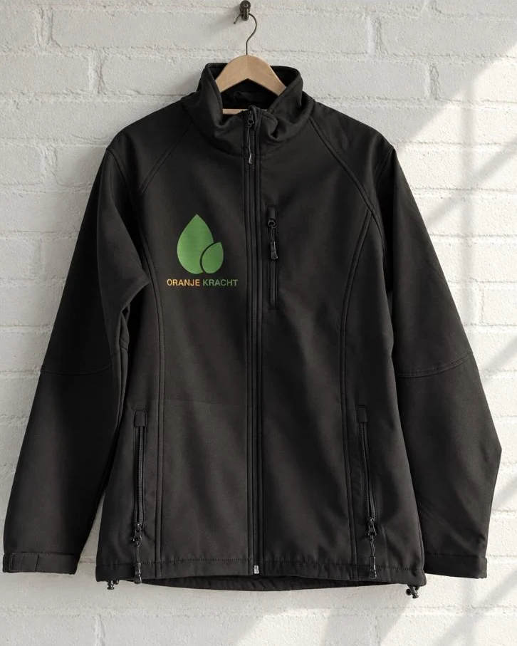 Zwarte softshell met logo van Oranje Kracht