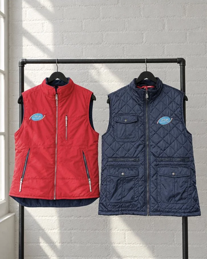 Rode en blauwe bodywarmer met geborduurd logo van S&H Supermarkt