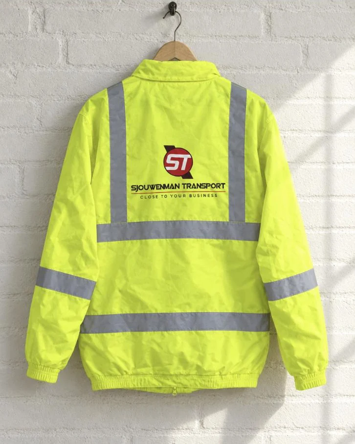 Geel veiligheidsjack met logo van Sjouwenman Transport op de rug