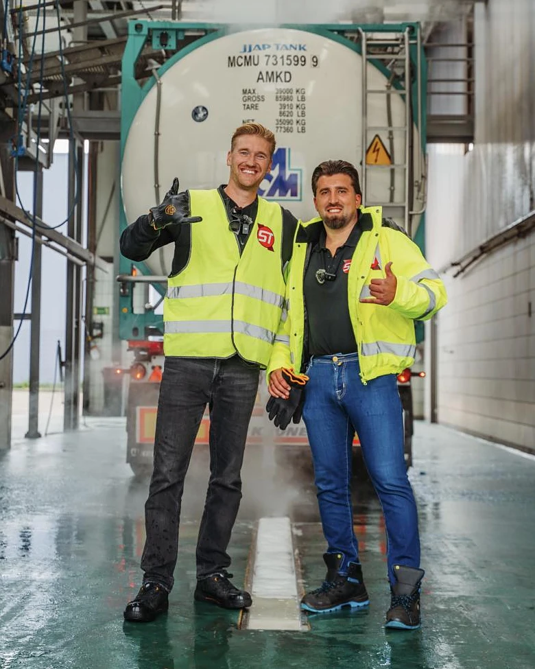 Chauffeurs van Sjouwenman Transport in gele hi-vis jacks met ST-logo